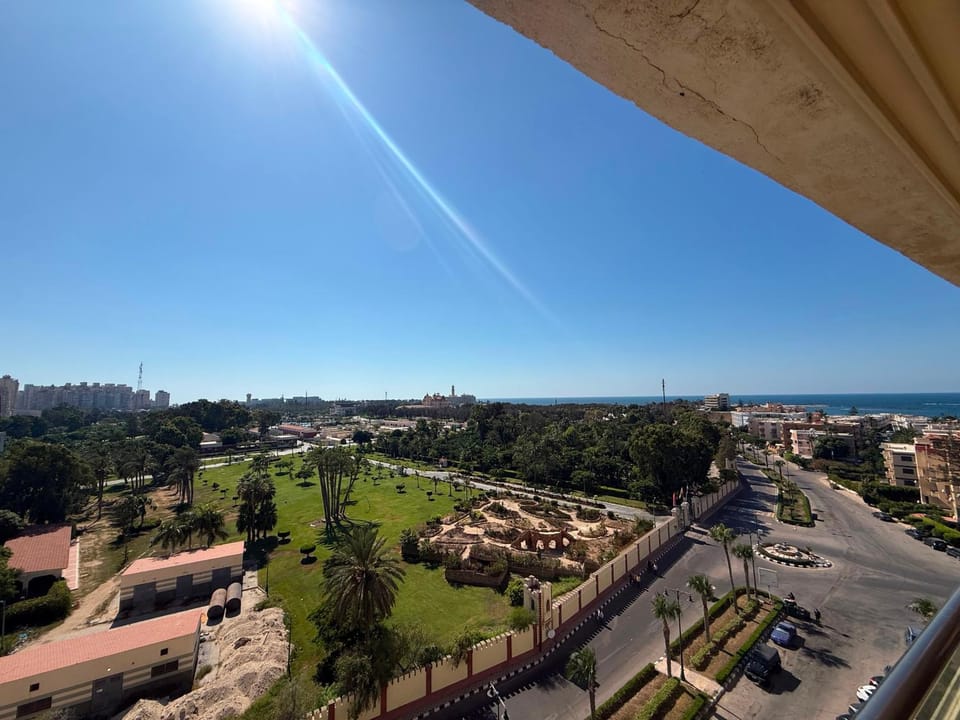 Day, Neighbourhood, Natural landscape, Bird's eye view, City view, Sea view, Street view, Location