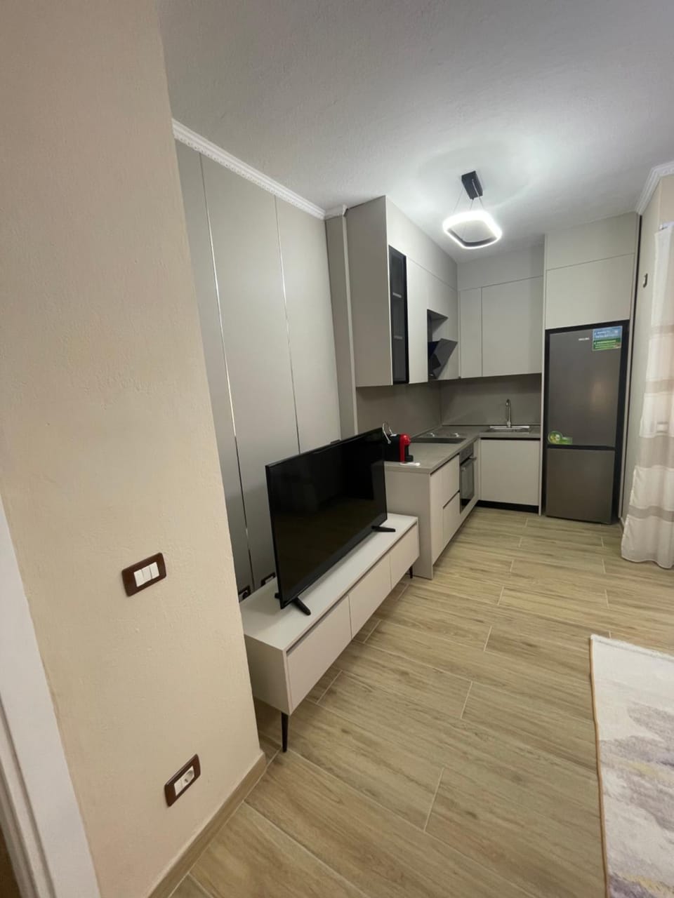 TV and multimedia, Kitchen or kitchenette, oven, wardrobe