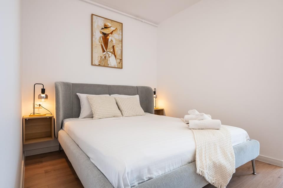 Bed, Bedroom, towels