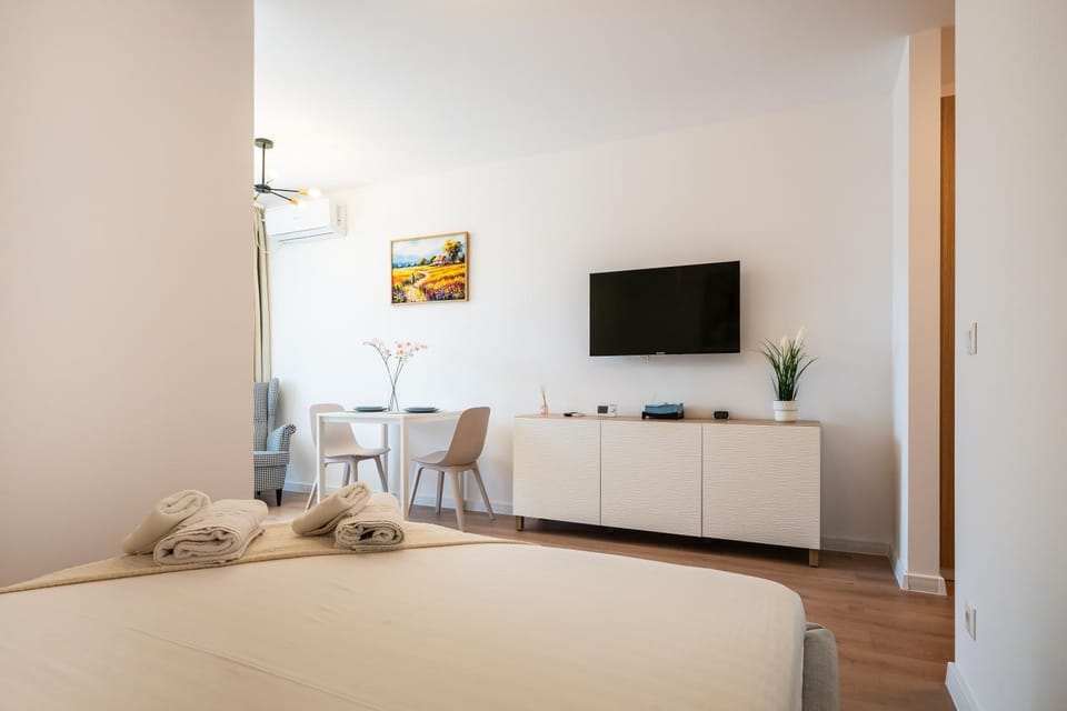 Bed, TV and multimedia, Bedroom, towels