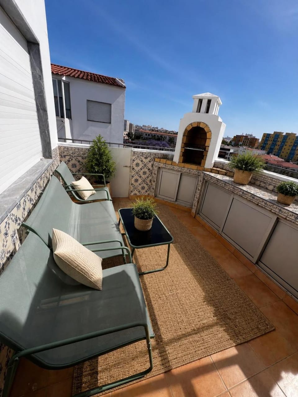Quarto privado com cama de casal em Penthouse com BBQ Vacation rental in Portimao