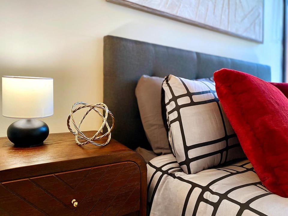 Trendy 2BR Condo - Central Location! Apartment in Vancouver