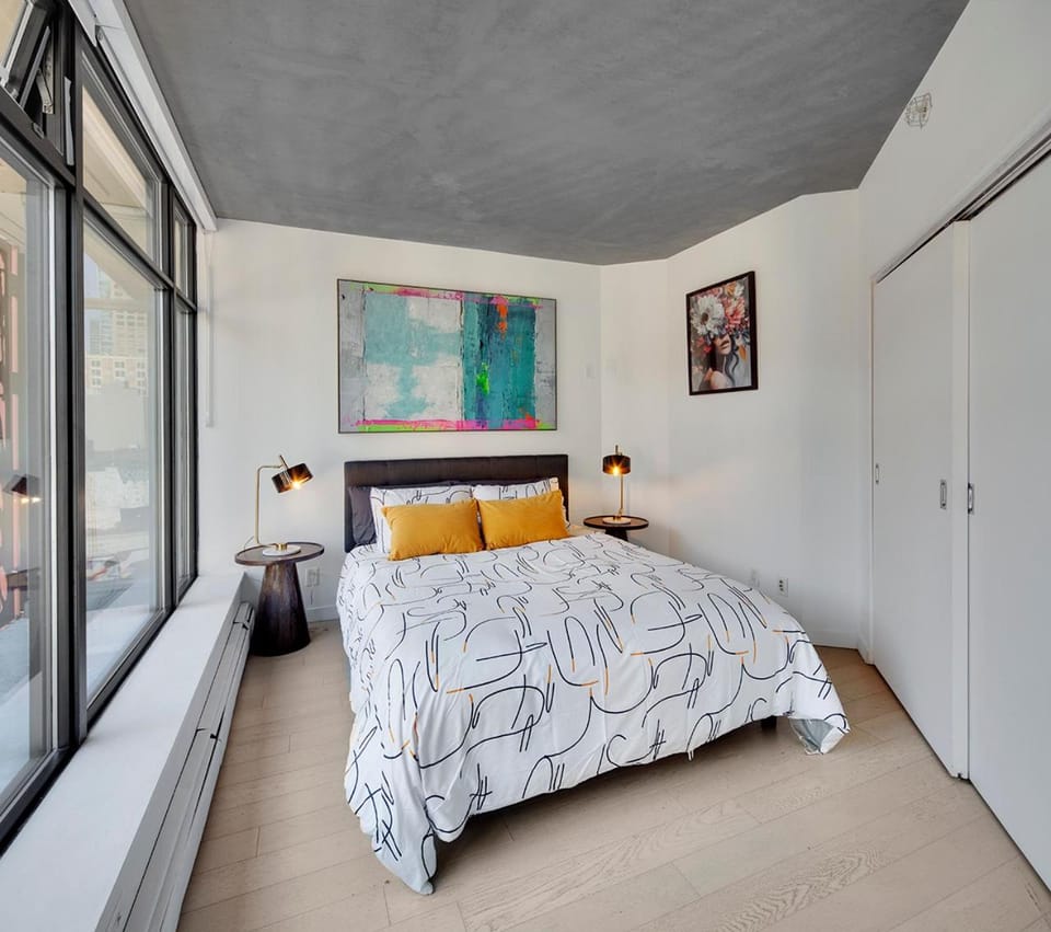 Trendy 2BR Condo - Central Location! Apartment in Vancouver