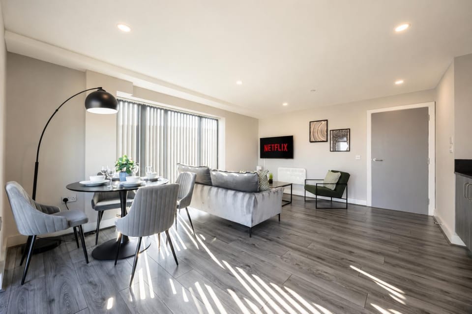 Bright & Modern 2 Bed next to Royal Albert Dock & M&S Arena Apartment in Liverpool