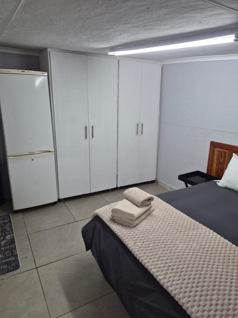 Photo of the whole room, Bedroom, wardrobe