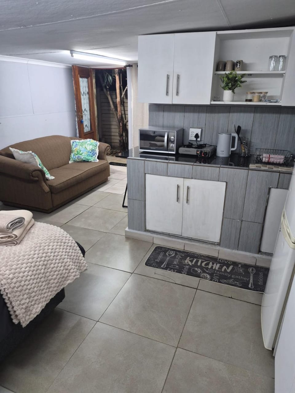 Coffee/tea facilities, Kitchen or kitchenette, Seating area