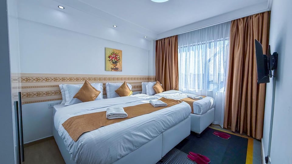 Bed, TV and multimedia, Photo of the whole room, Bedroom, towels