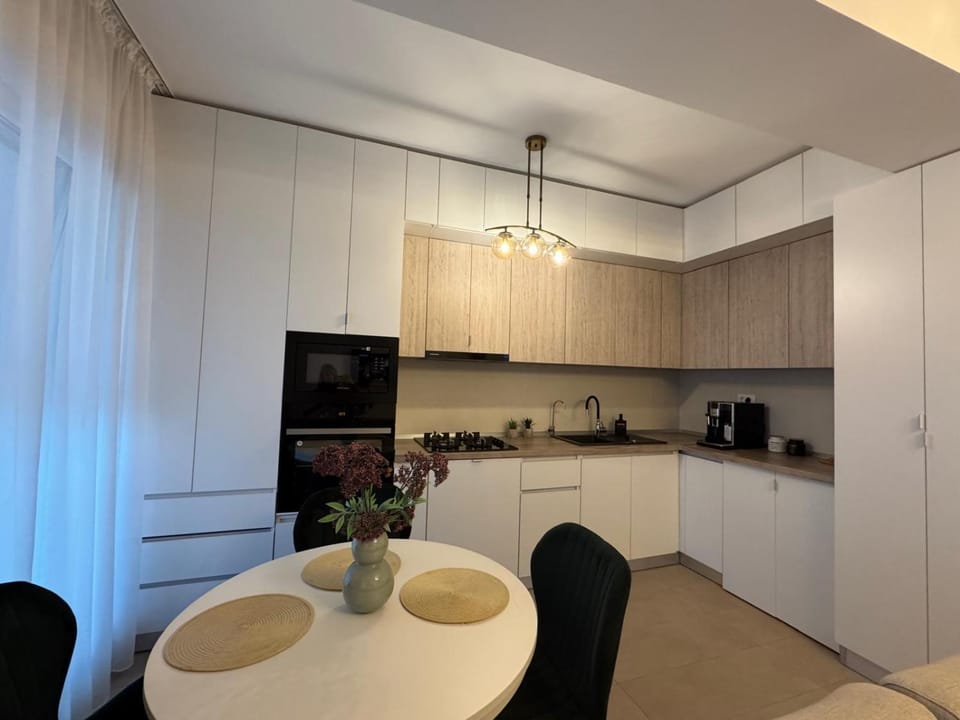 Kitchen or kitchenette, Dining area, stove