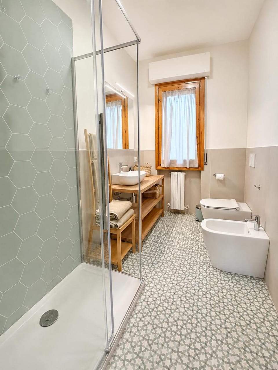 Shower, Toilet, Bathroom, bidet, towels