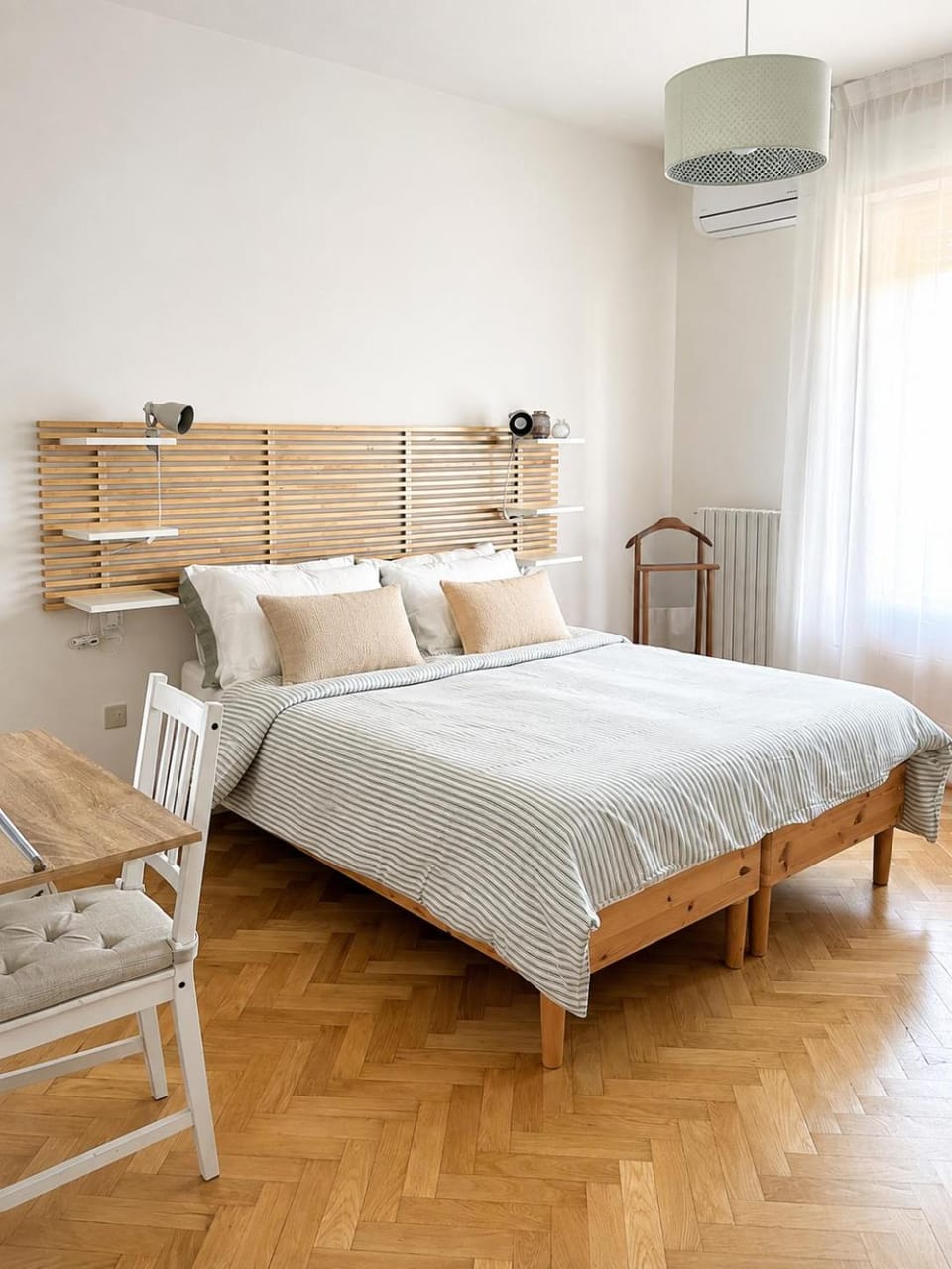 Seating area, Bedroom, air conditioner