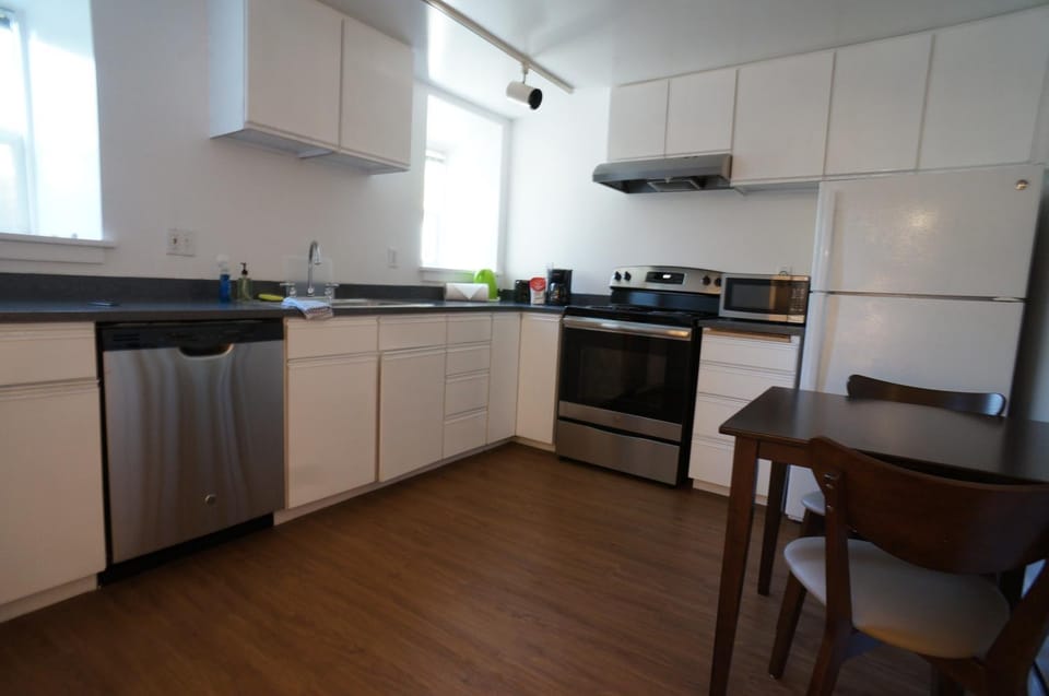 1BR-Capitol Hill Corner Retreat Apartment in Capitol Hill