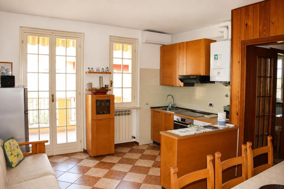 Kitchen or kitchenette, dishwasher, oven