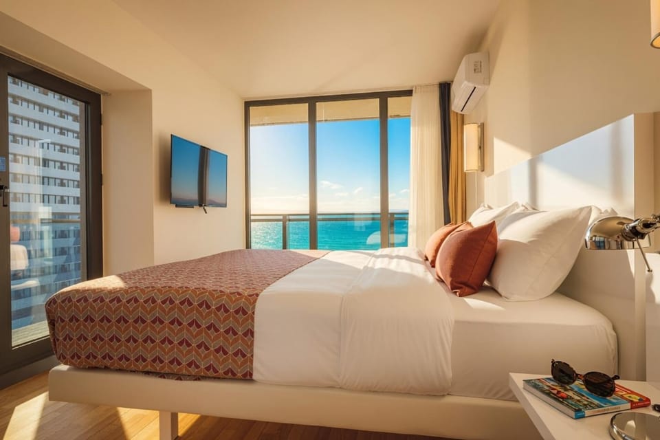 Communal lounge/ TV room, Bed, Natural landscape, TV and multimedia, Living room, Photo of the whole room, Seating area, Evening entertainment, Bedroom, Sea view