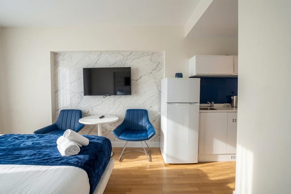 Bed, TV and multimedia, Kitchen or kitchenette, Living room, Photo of the whole room, Seating area, Dining area, Bedroom, hair dresser, minibar, oven
