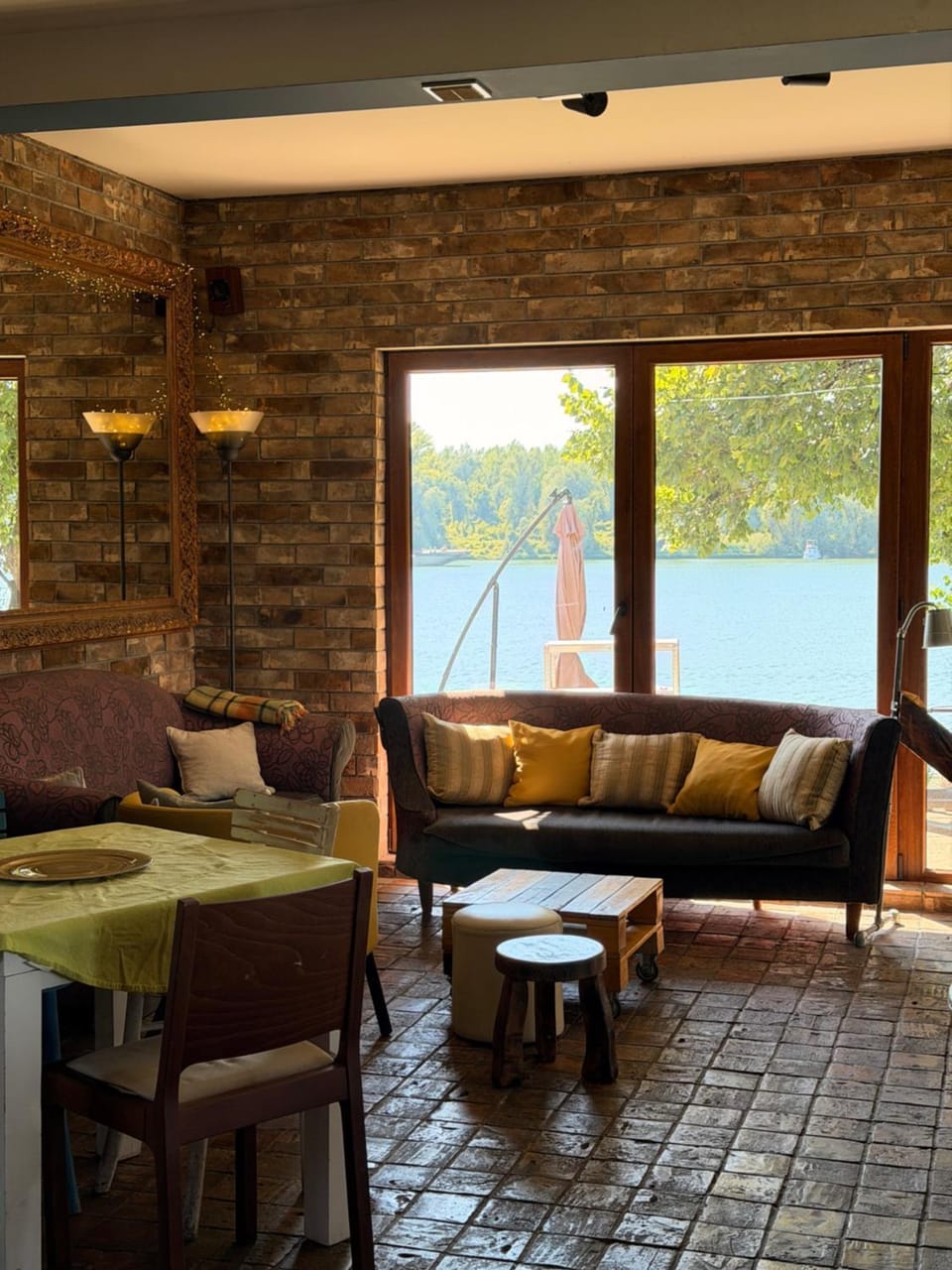 Communal lounge/ TV room, Living room, Seating area, River view