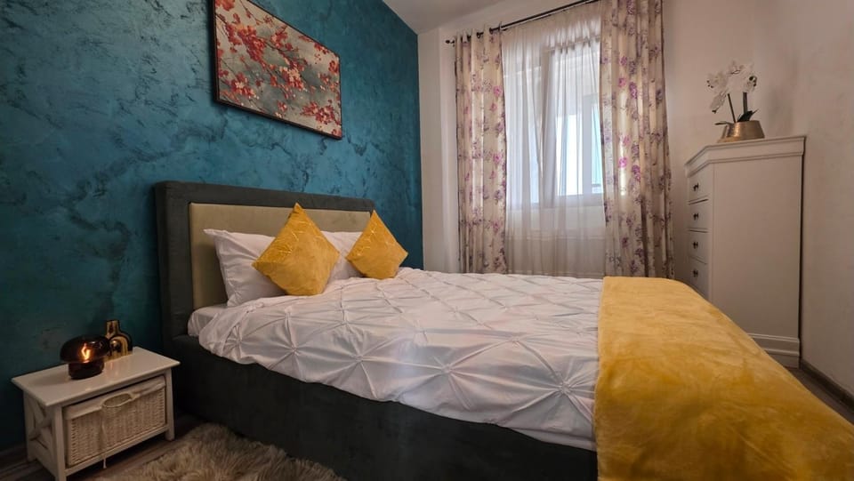 Downtown Chic Family Retreat near Palas Mall Apartment in Romania