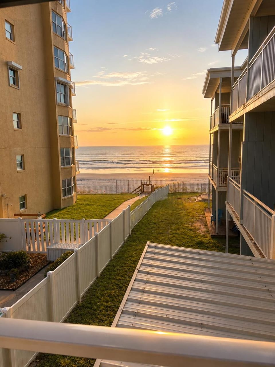Ocean View Condo-Steps to the Beach - Sunrise Balcony-Sleeps 4 - New Smyrna Apartment hotel in New Smyrna Beach
