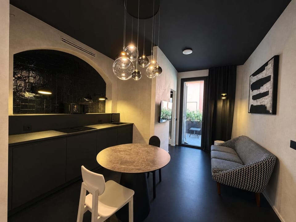 Kitchen or kitchenette, Living room, Seating area, Dining area