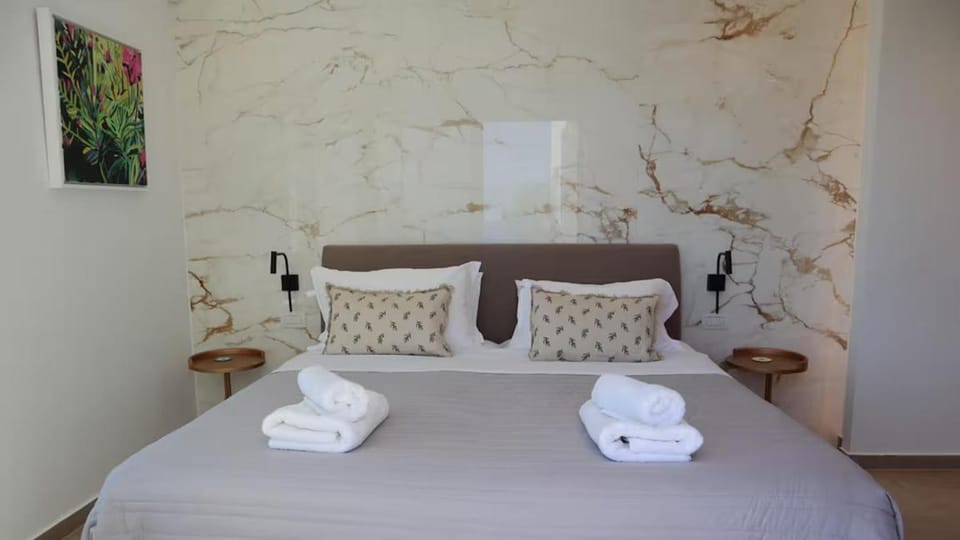 Bedroom, towels