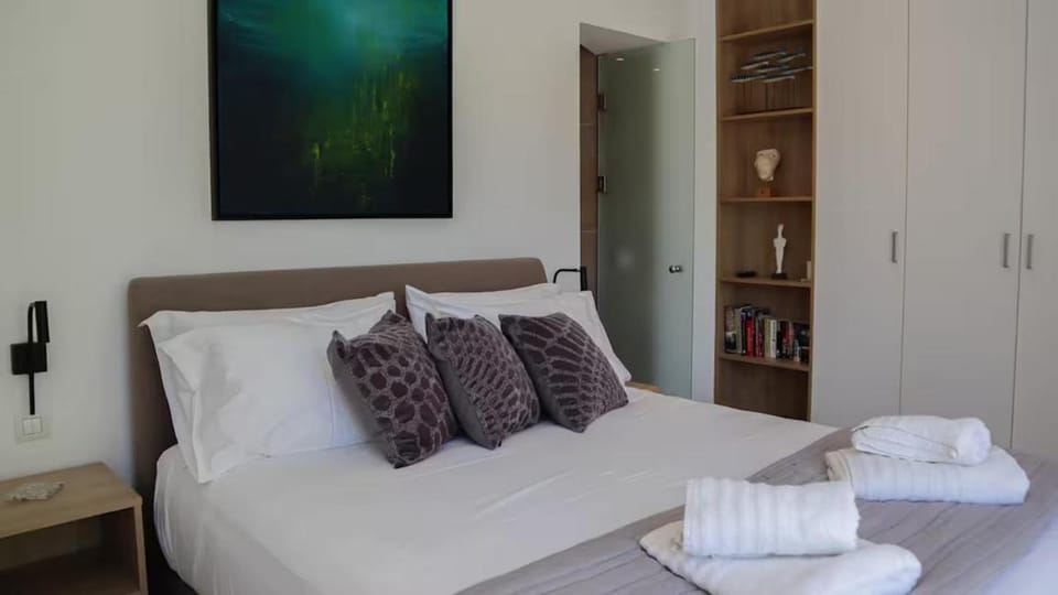 Bedroom, towels, wardrobe