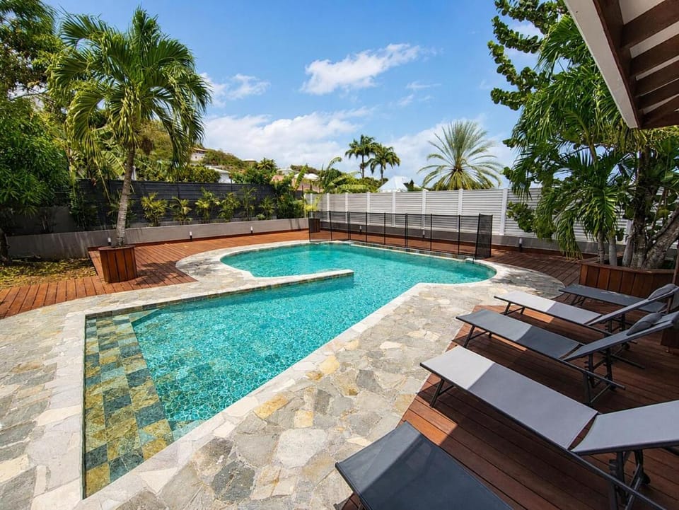 Day, Natural landscape, Garden, Swimming pool, sunbed