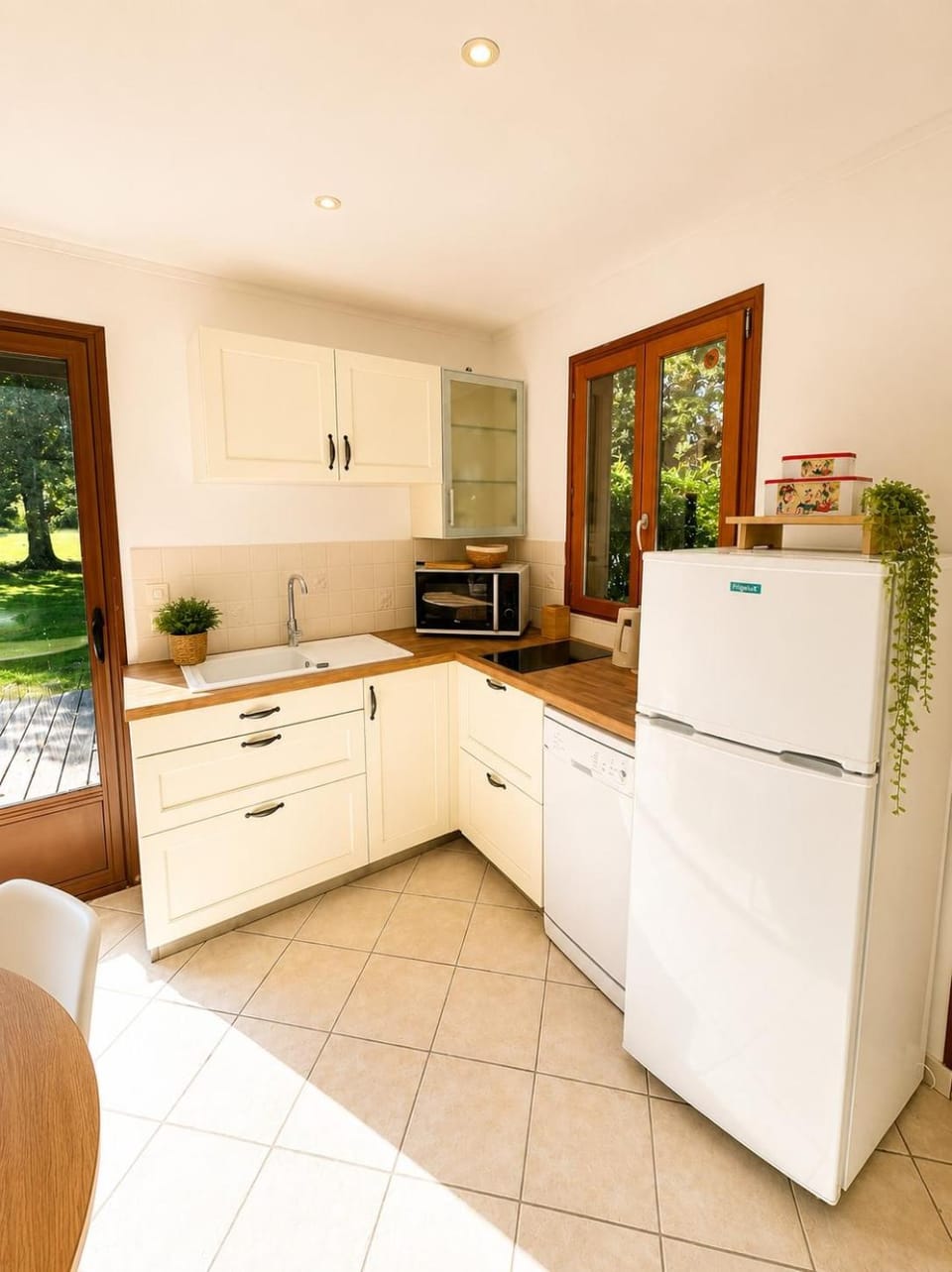 Coffee/tea facilities, Kitchen or kitchenette, dishwasher, microwave, stove