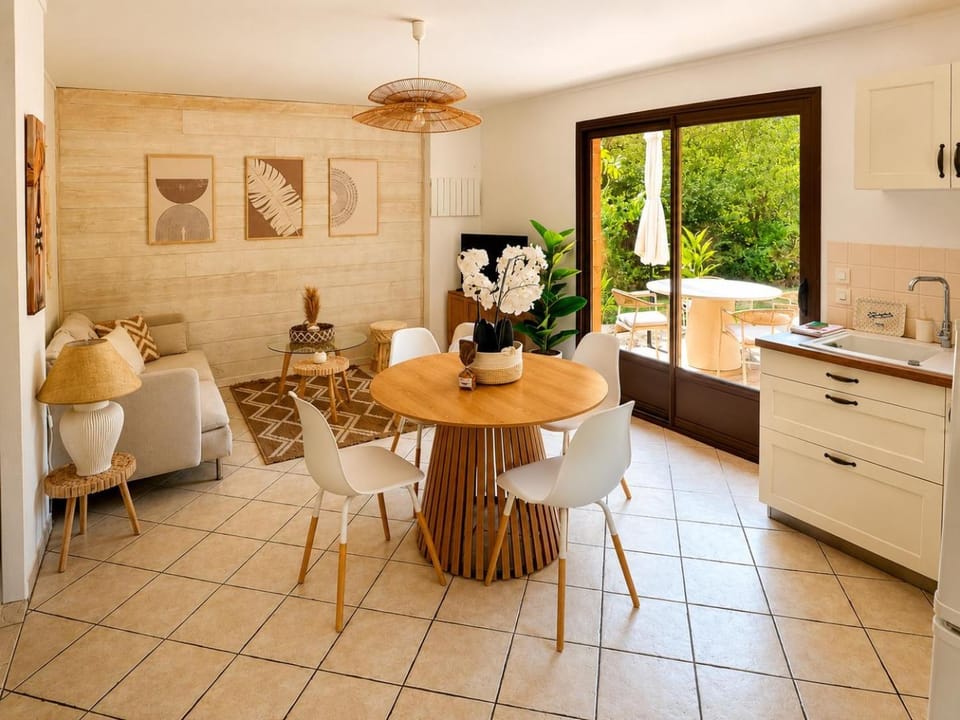 Kitchen or kitchenette, Living room, Dining area
