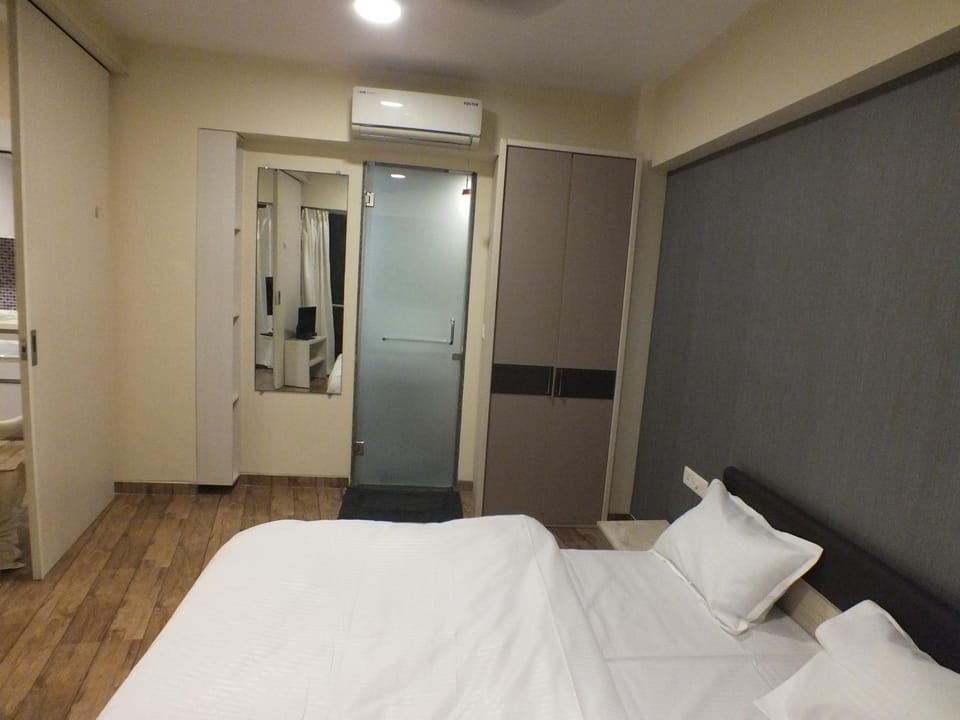Bed, Photo of the whole room, wardrobe