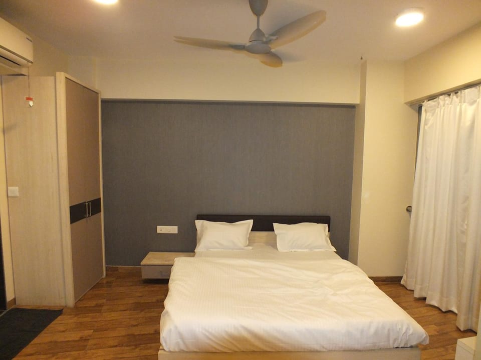 Bed, Photo of the whole room, Bedroom, air conditioner