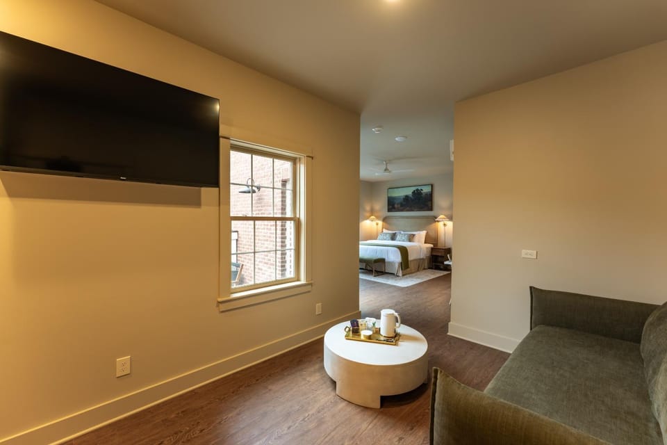 TV and multimedia, Living room, Photo of the whole room, Evening entertainment, Bedroom