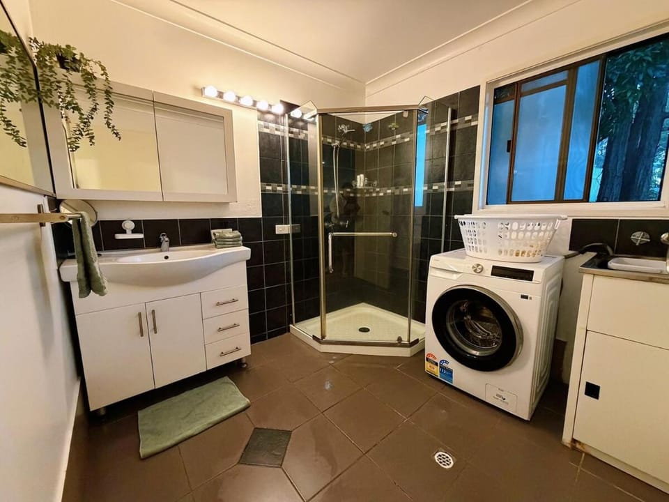 Hidden 2BR Retreat - Relax & Recharge House in Mudgeeraba