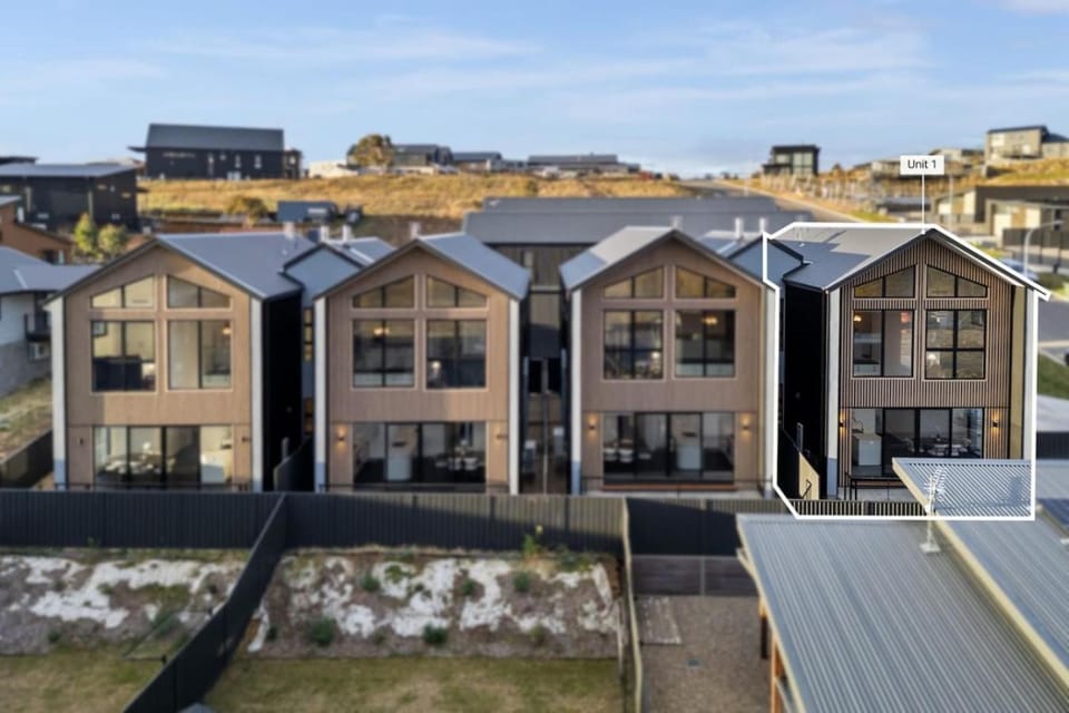 Property building, Neighbourhood