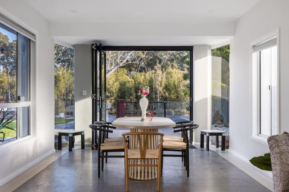 Spacious 4BR Family Home Near Budgewoi Beach House in Central Coast