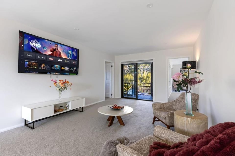 Spacious 4BR Family Home Near Budgewoi Beach House in Central Coast
