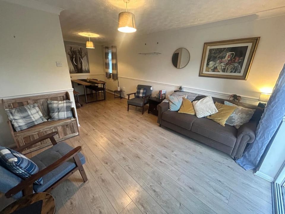 Entire 3 bedroom home in Peterborough, Farcet Villa in Huntingdonshire District
