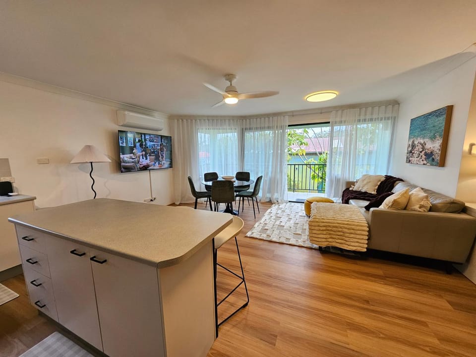 TV and multimedia, Kitchen or kitchenette, Living room, Seating area, Dining area