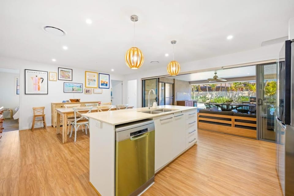 The Palms at Lake Cathie - pool, aircon House in Lake Cathie
