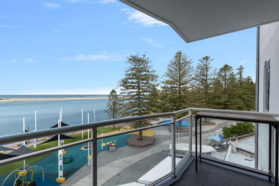 Lakeside Retreat - Stunning Views and Modern Comfort Apartment in The Entrance
