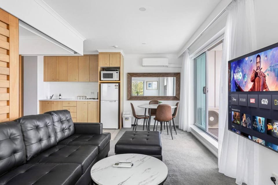 Lakeside Retreat - Stunning Views and Modern Comfort Apartment in The Entrance