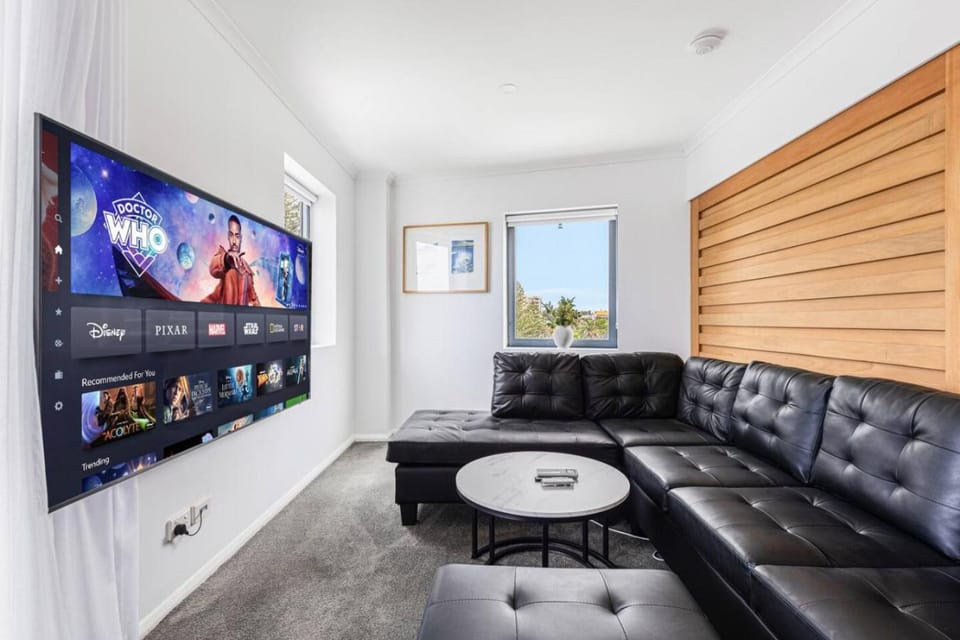 Lakeside Retreat - Stunning Views and Modern Comfort Apartment in The Entrance