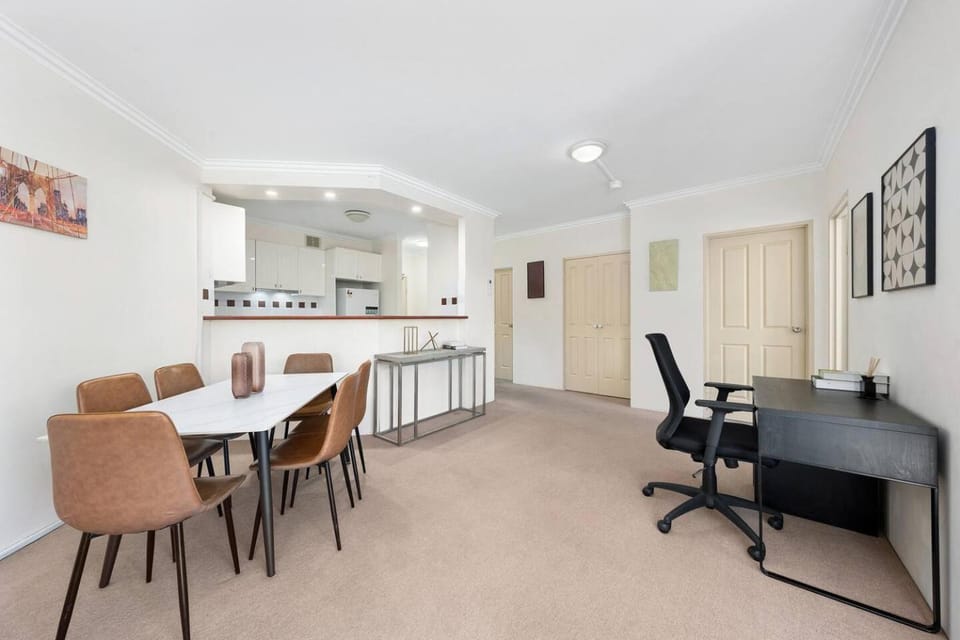 Convenient Pyrmont Stay Walk to Darling Harbour Apartment in Sydney
