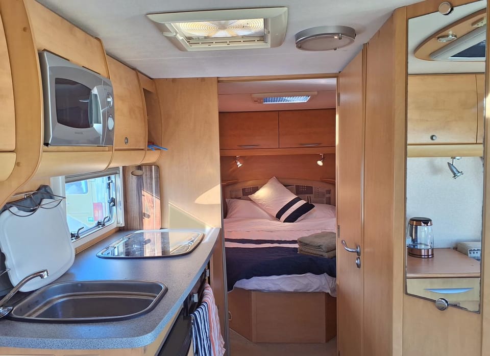 Bed, Kitchen or kitchenette, Bedroom