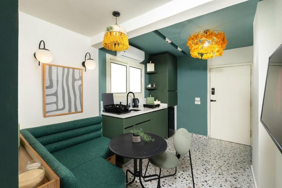 Kitchen or kitchenette, Living room, Seating area, Dining area