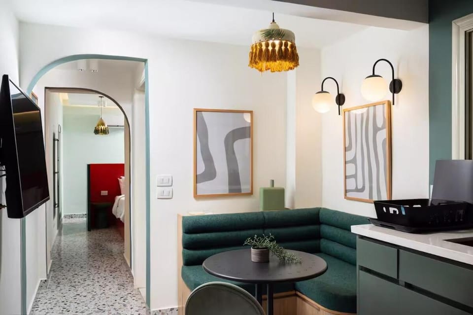 TV and multimedia, Kitchen or kitchenette, Living room, Seating area, Dining area