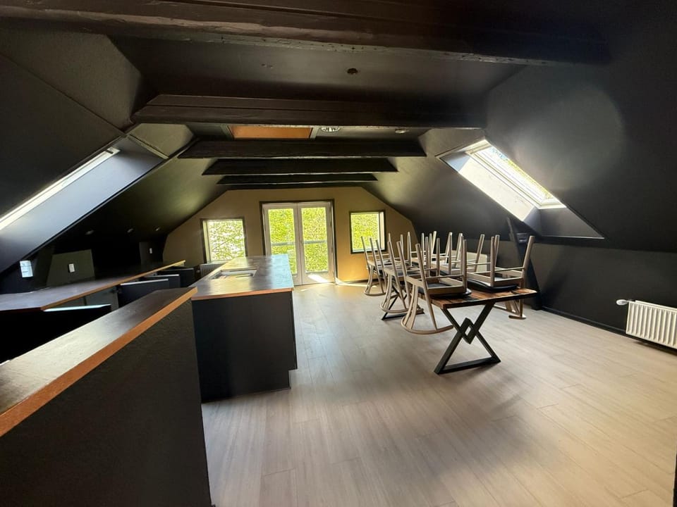 Four Seasons - Crimson Autumn Studio Apartment in Aalborg