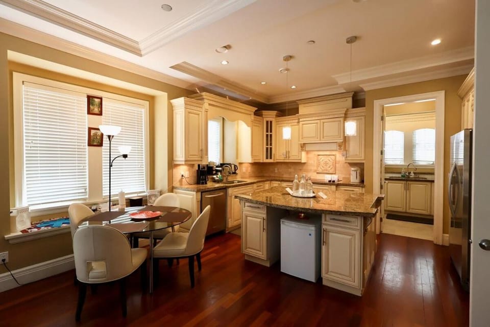 Kitchen or kitchenette, Dining area, dishwasher, oven
