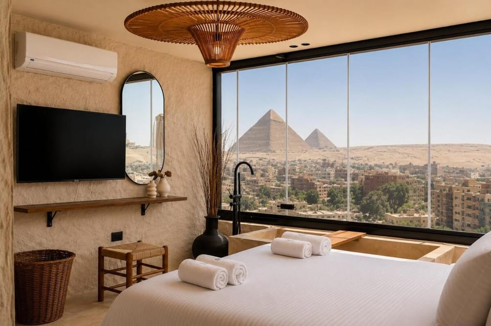 Communal lounge/ TV room, Bed, Natural landscape, TV and multimedia, View (from property/room), Balcony/Terrace, Evening entertainment, Bedroom, Mountain view, towels, air conditioner