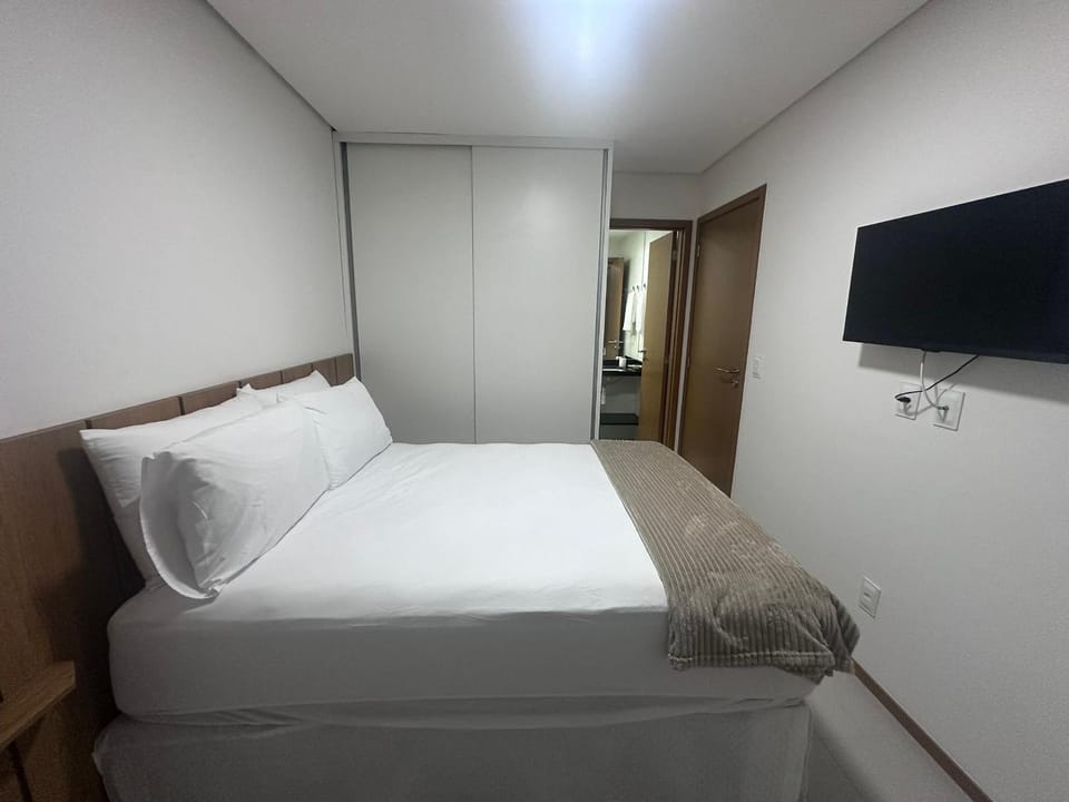 Toilet, Bed, TV and multimedia, Photo of the whole room, Bedroom