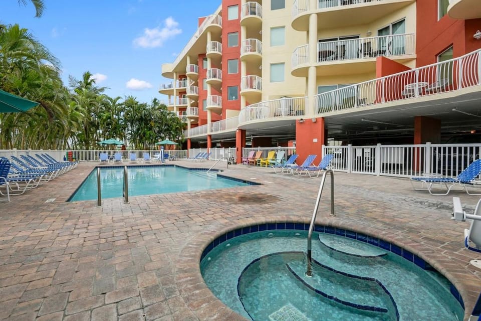 Property building, Hot Tub, View (from property/room), Balcony/Terrace, Swimming pool, sunbed
