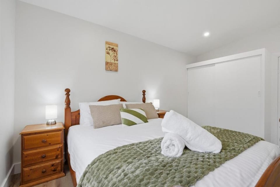 Apple Court Retreat - 3 Bedroom - Access to River House in Huonville